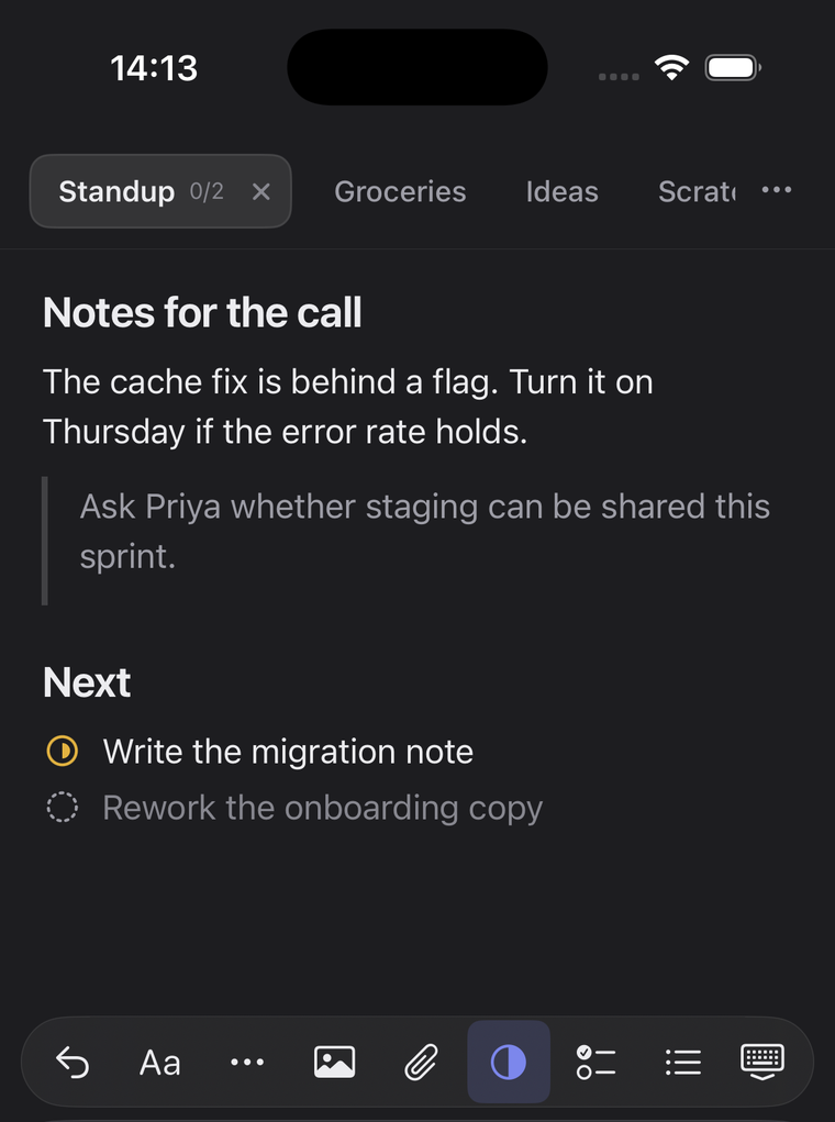 Flyout on iPhone with a quick-page tab, formatted notes, task statuses and the toolbar above the keyboard.