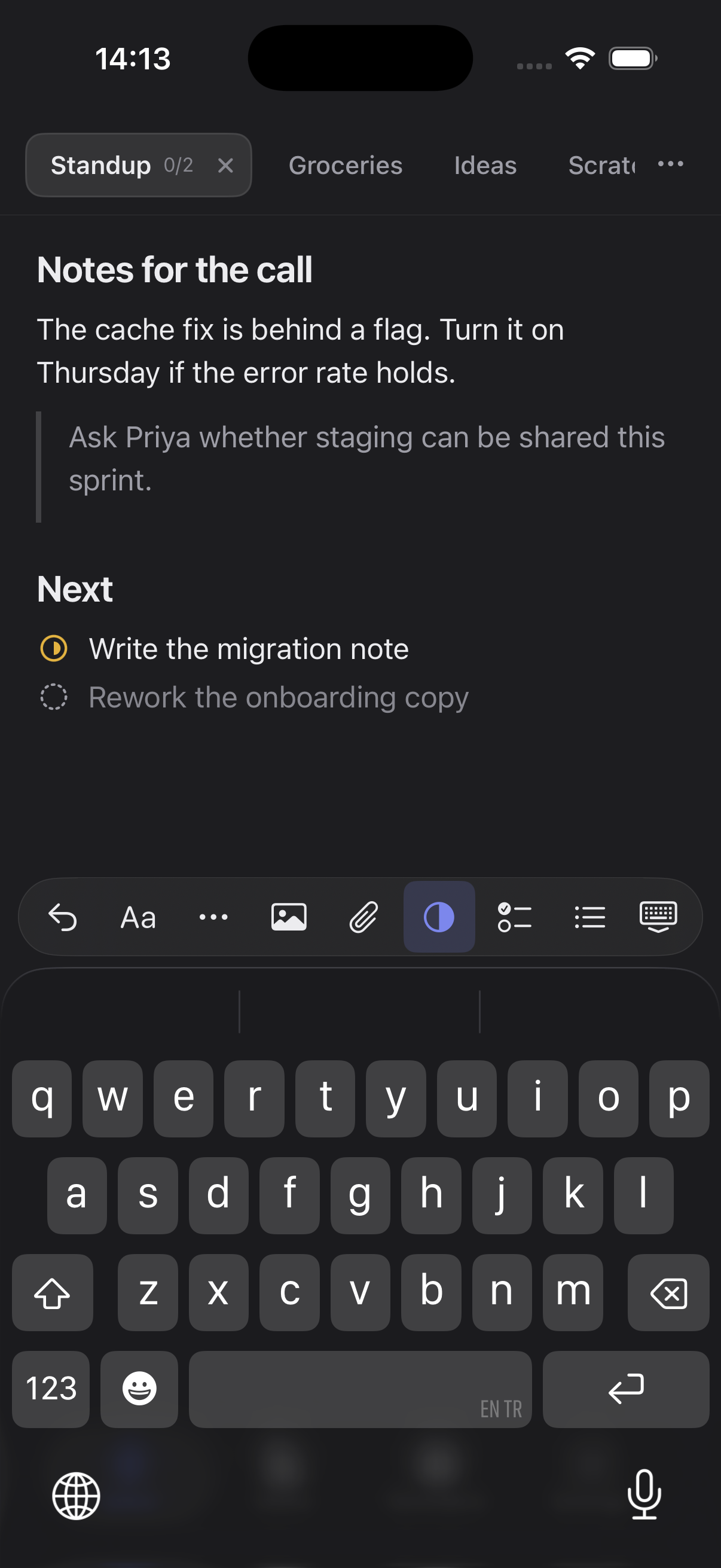 Flyout on iPhone with a quick-page tab, formatted notes, task statuses and the toolbar above the keyboard.