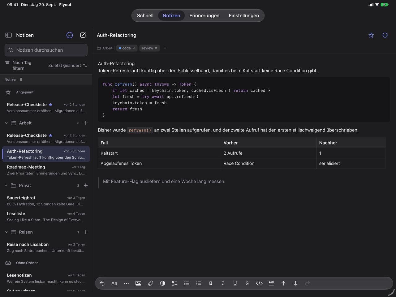 Flyout auf dem iPad mit der Notizliste neben dem Editor Auth refactor, einem Codeblock, einer Tabelle und der Formatierungsleiste.