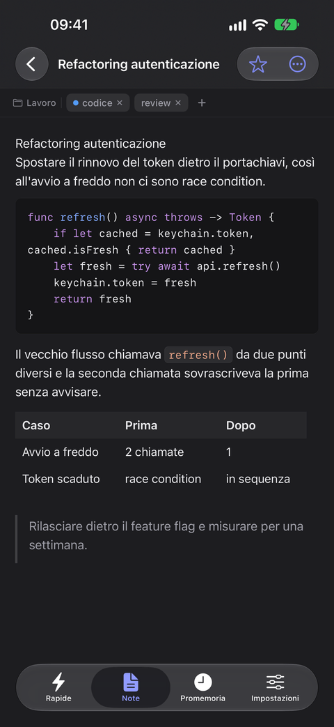 Flyout su iPhone con la nota Auth refactor, tag e un blocco di codice con evidenziazione della sintassi.